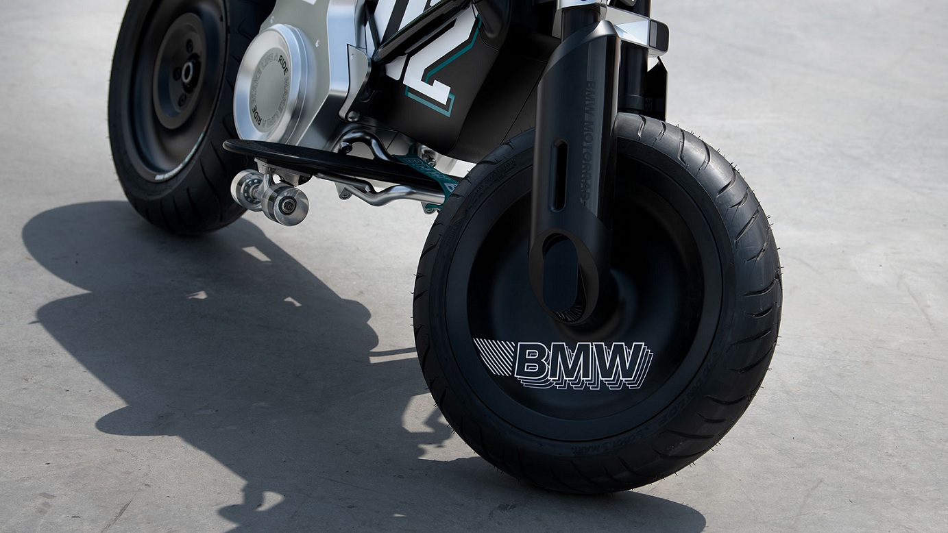 BMW présente une étonnante moto électrique accessible dès 14 ans