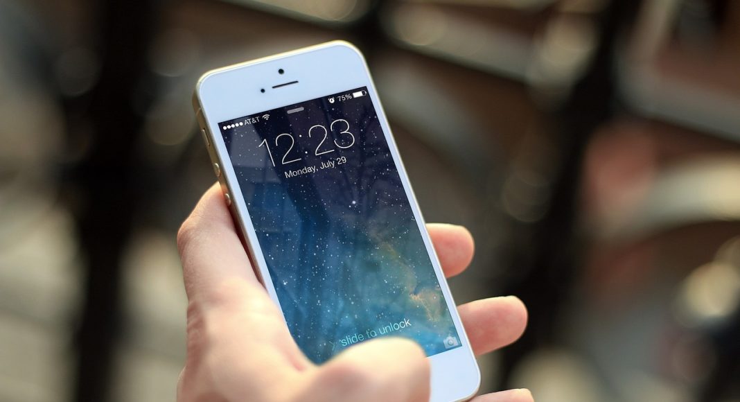 “Pinky Smartphone” ovvero come il tuo telefono cambia l’aspetto della tua mano