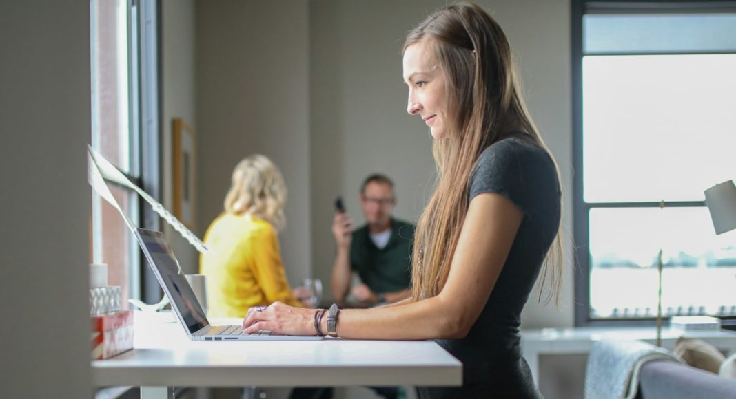 One study confirms that working standing in front of your computer poses real risks to your health